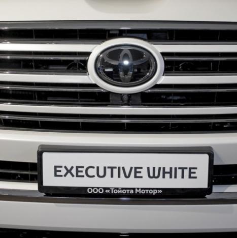 Решетка радиатора Executive White Land Cruiser 200 2016г.